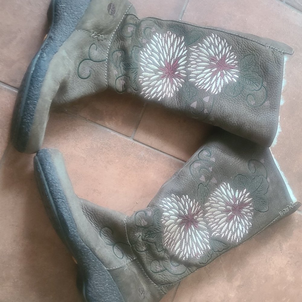 TIMBERLAND Limited Edition Oriental Embroidery Shearling Boots, size 8